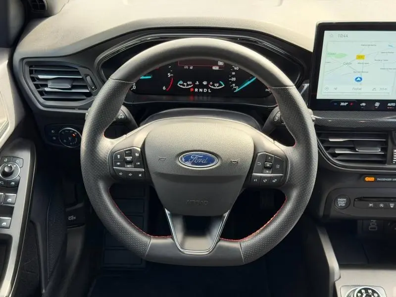 Vue frontale du volant cuir multifonction et tableau de bord numérique de la Ford Focus 1.5 EcoBlue gris lunaire 2025.