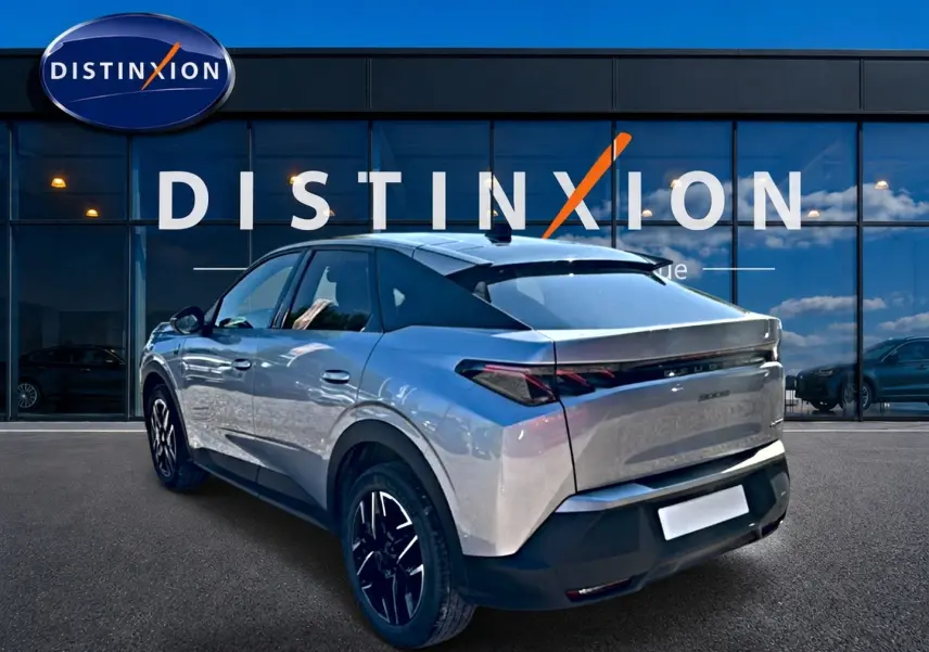 Vue 3/4 arrière droite d’un Peugeot 3008 gris 2025 avec jantes alu et feux arrière LED distinctifs.