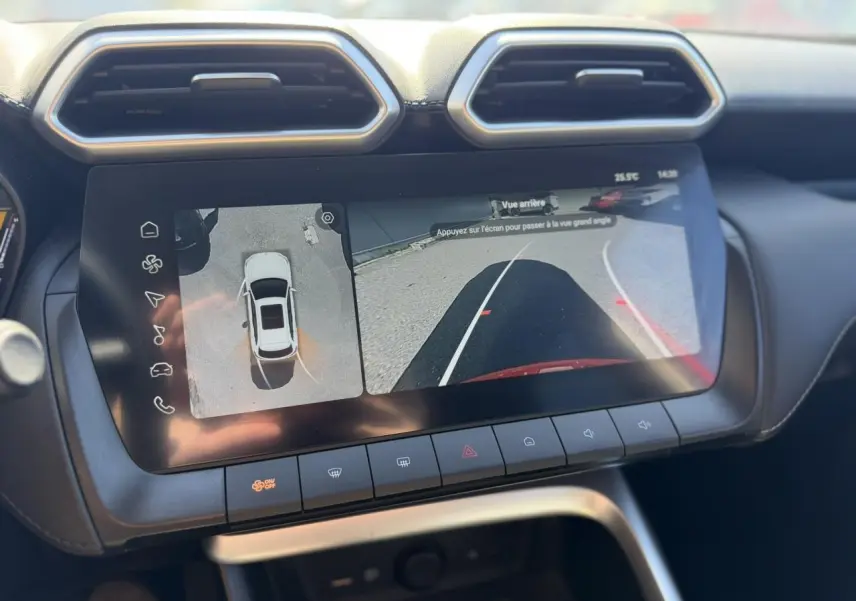 Écran tactile intérieur montrant la caméra 360° et vue arrière du MG Motor ZS rouge Diamond, tableau de bord noir.