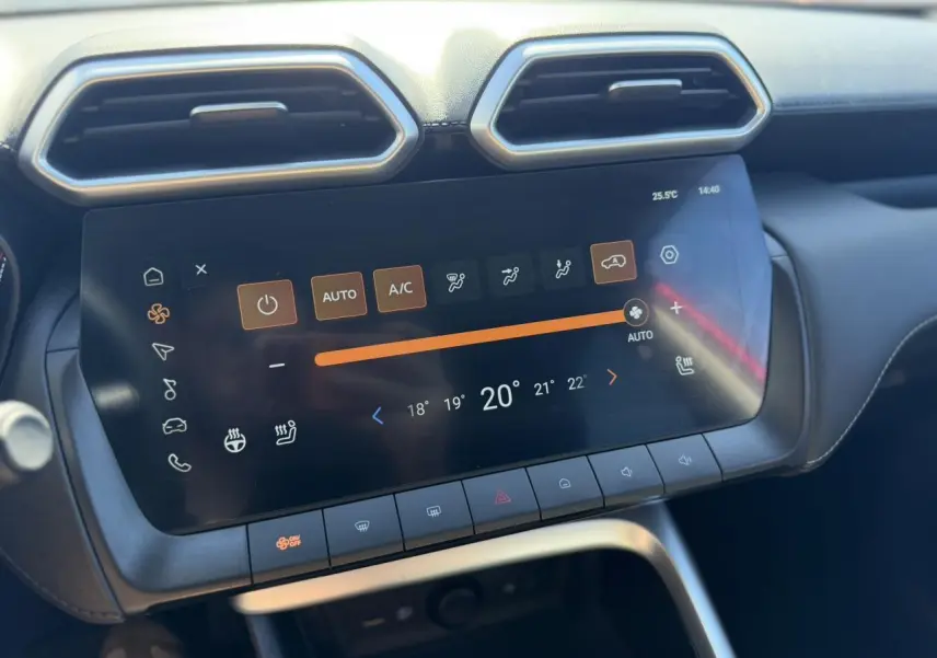Écran tactile central du MG ZS 1.5 Hybrid+ 2025, affichant la climatisation automatique, entouré d'aérateurs hexagonaux.