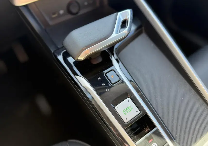 Gros plan sur la commande de boîte automatique et bouton start/stop dans l’habitacle noir du MG ZS 1.5 Hybrid+ 197 Luxury.