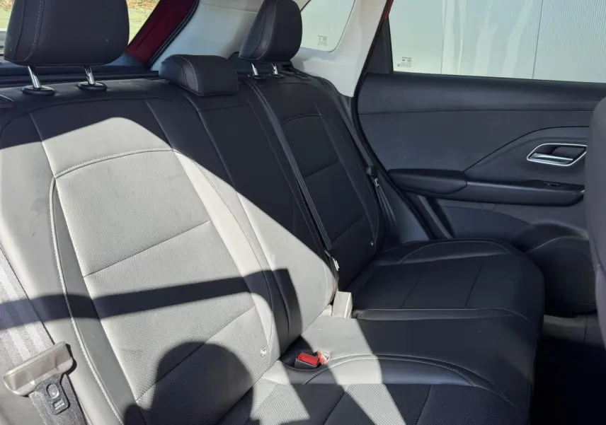 Vue latérale droite de la banquette arrière noire en tissu et similicuir du MG ZS 1.5 Hybrid+ 197 Luxury 2025 Rouge Diamond.