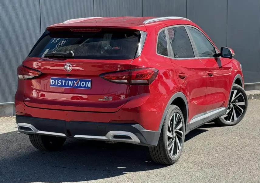 Vue 3/4 arrière droite du MG ZS 1.5 Hybrid+ 197 Luxury rouge Diamond avec jantes alliage et feux LED.