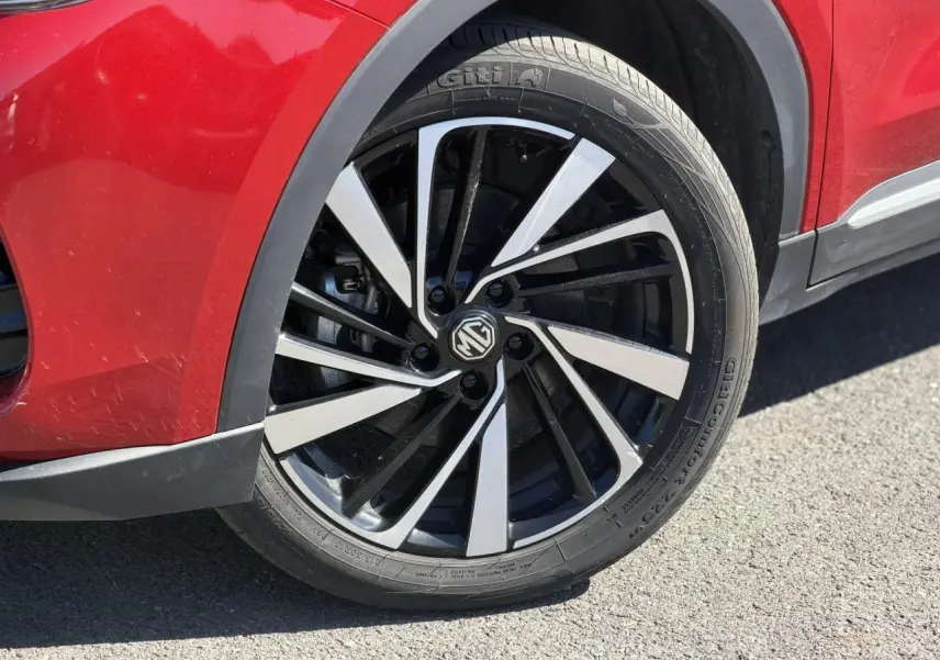 Gros plan sur la roue avant gauche du MG ZS rouge Diamond 2025 avec jante alliage noire et argentée.