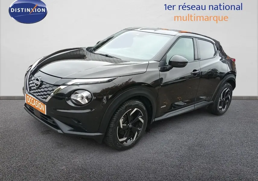 Nissan Juke Hybrid noir métal en 3/4 avant droit, avec jantes noires et détails modernes visibles.