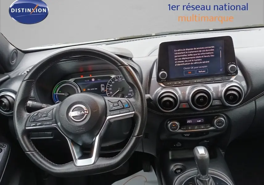 Vue intérieure centrée sur le volant cuir et le tableau de bord du Nissan Juke Hybrid 2024 noir métal.
