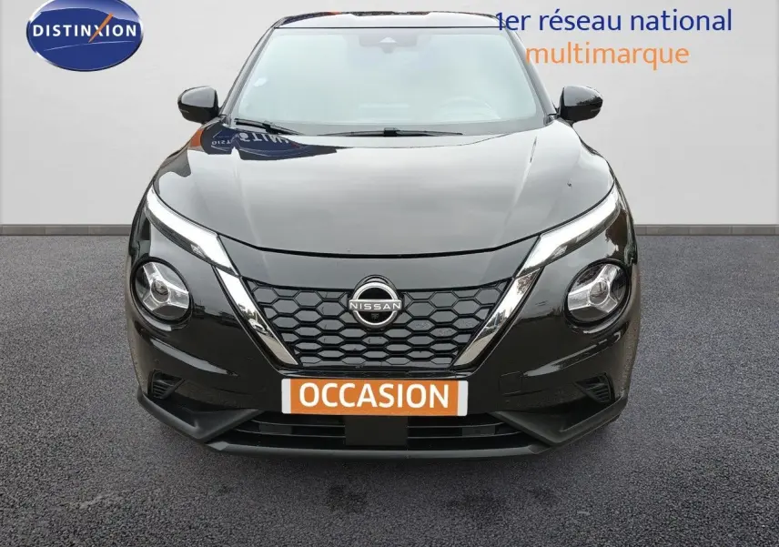 Vue frontale d'un Nissan Juke Hybrid 143ch Business+ noir métal avec calandre en nid d'abeille et phares ronds distinctifs.