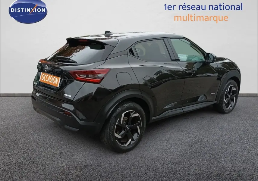 Vue 3/4 arrière droite du Nissan Juke Hybrid 143ch Business+ noir métal avec jantes bi-ton et feux LED distinctifs.