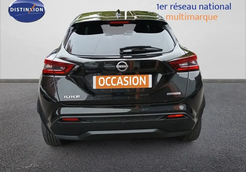 Vue arrière d'un Nissan Juke Hybrid 143ch Business+ noir métal, avec feux arrière LED et badge hybride visible.