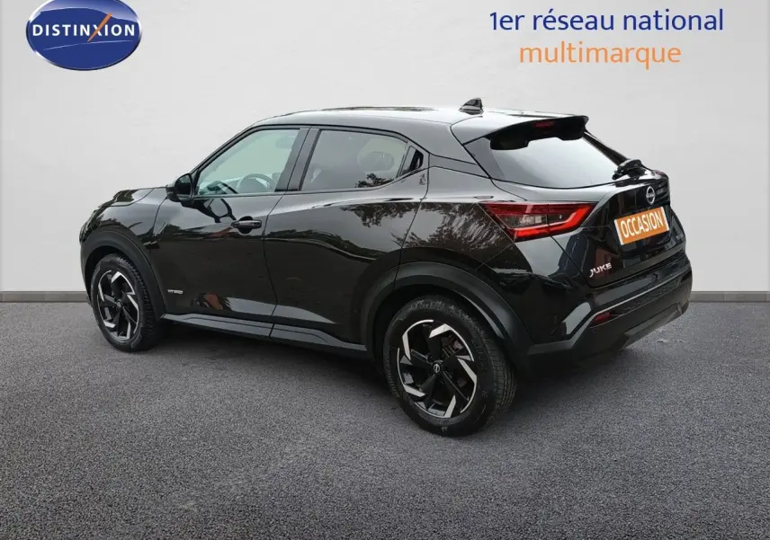 Nissan Juke Hybrid 143ch Business+ noir métal en 3/4 arrière droit avec jantes noires et toit noir.