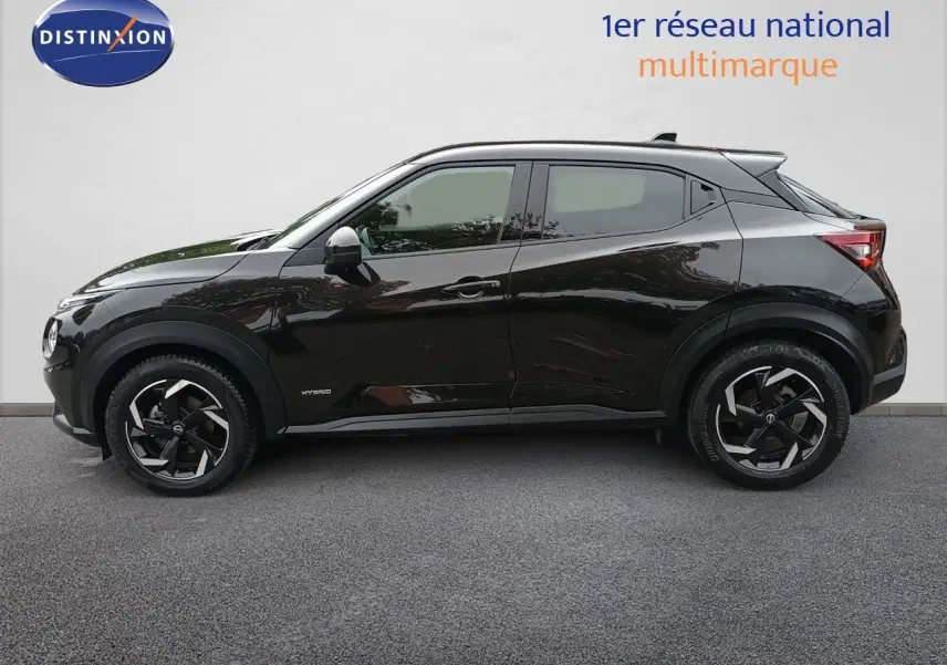 Profil côté gauche d'un Nissan Juke Hybrid 143ch Business+ noir métal avec jantes alliage bicolores, 2024.