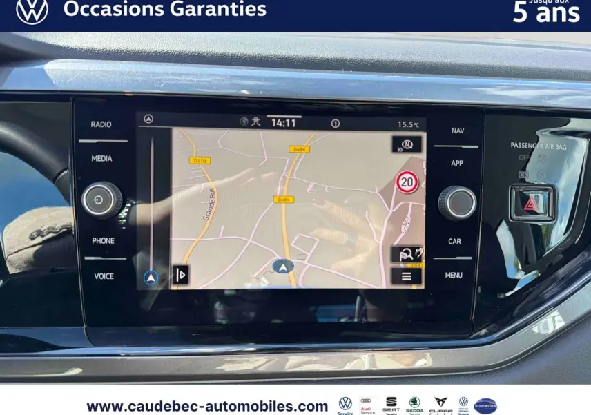 Écran tactile de navigation 8 pouces dans l’habitacle d’une Volkswagen Polo 2025, finition noire brillante.