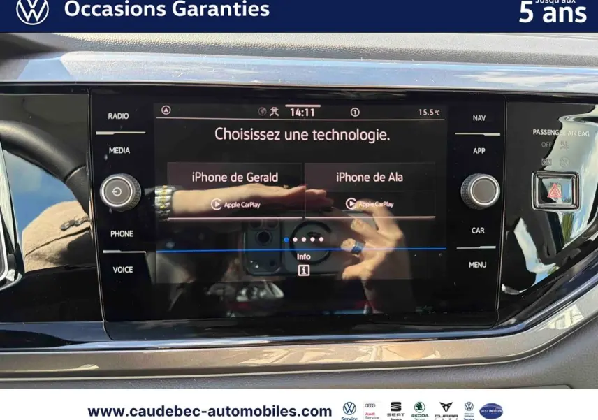 Écran tactile central de la Volkswagen Polo 2025 affichant la connexion Apple CarPlay, intérieur noir et détails chromés.
