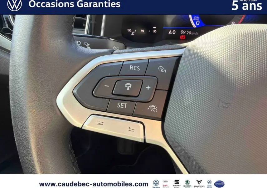 Gros plan sur les commandes du volant cuir de la Volkswagen Polo 2025, mettant en valeur les boutons multifonctions.