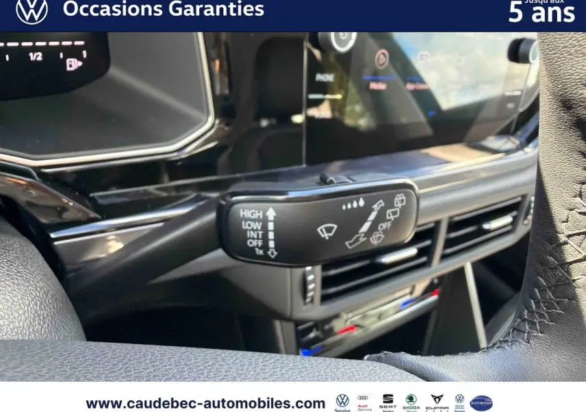 Gros plan sur la commande d’essuie-glace côté gauche dans l’habitacle noir de la Volkswagen Polo 2025.