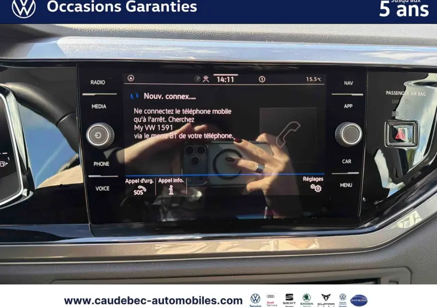 Écran tactile central du tableau de bord de la Volkswagen Polo 2025 avec interface radio et navigation visible.