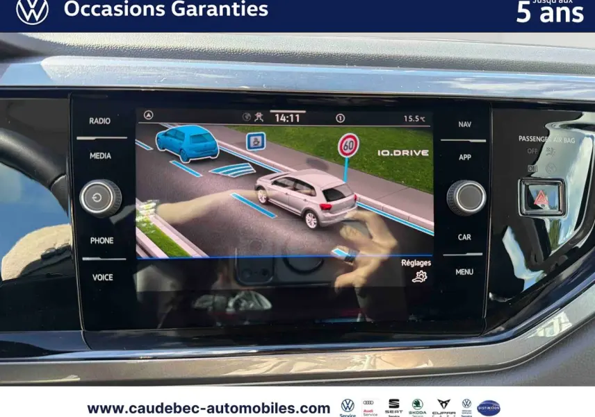 Écran tactile intérieur montrant l’aide à la conduite du Volkswagen Polo 2025 en noir intense nacré.