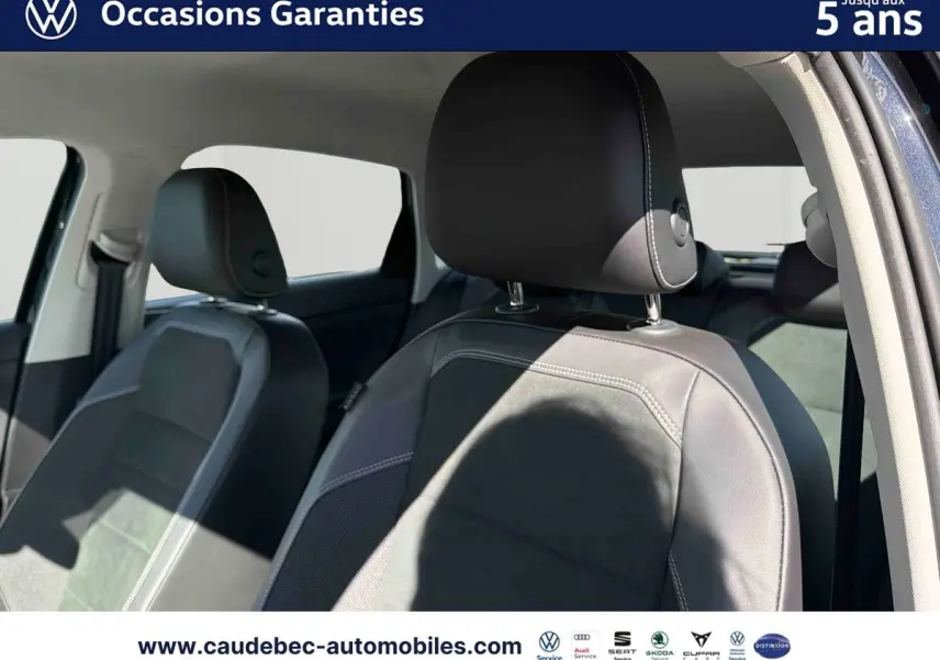 Vue intérieure rapprochée des sièges avant en cuir noir de la Volkswagen Polo 2025, avec surpiqûres grises visibles.