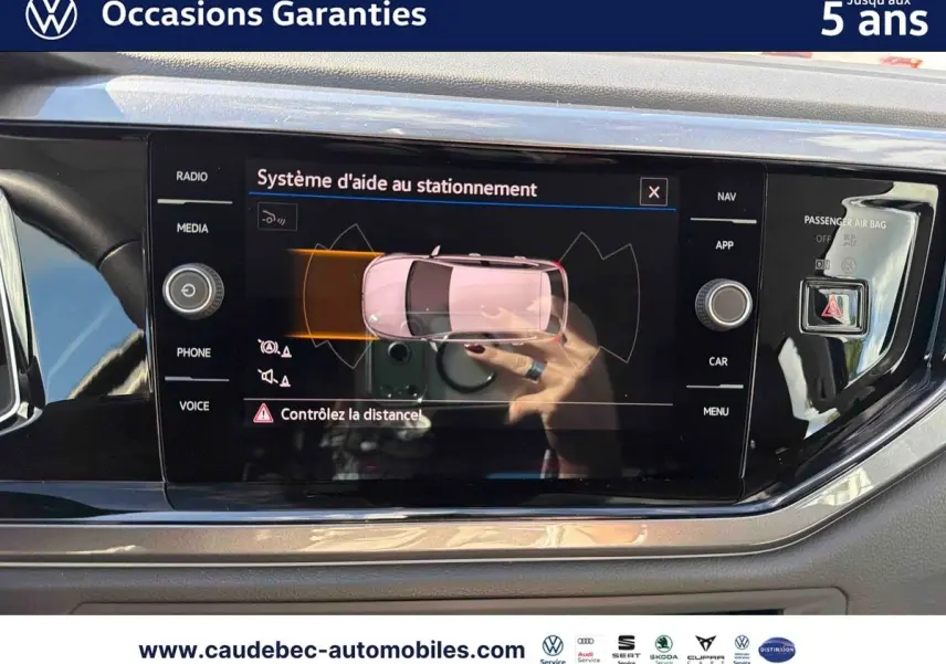 Écran tactile du système d'aide au stationnement de la Volkswagen Polo 2025, vue intérieure centrale.