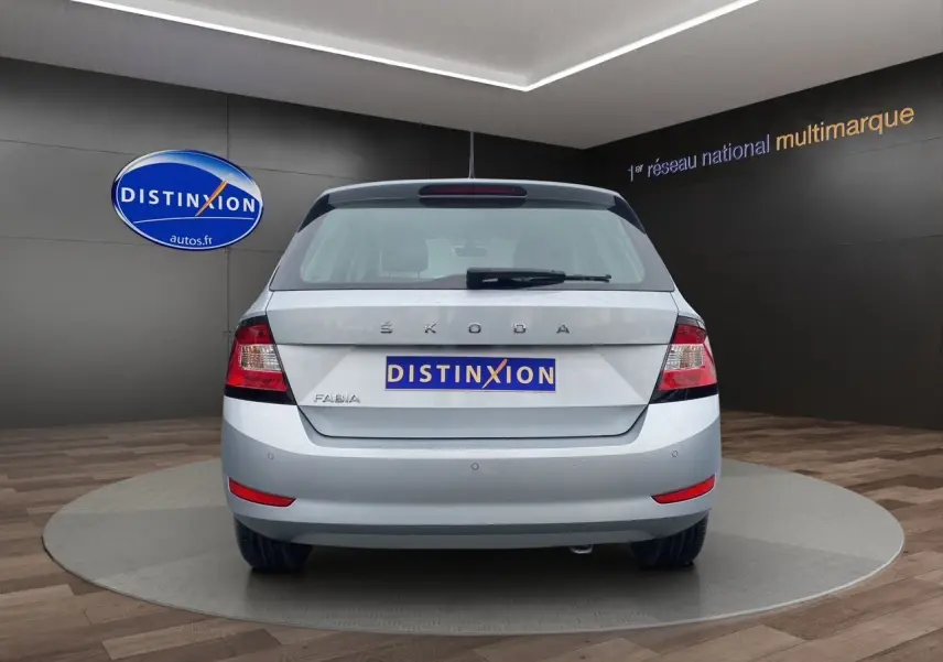Vue arrière d'une Skoda Fabia gris argent 2021, avec badge distinctif et capteurs d'aide au parking visibles.