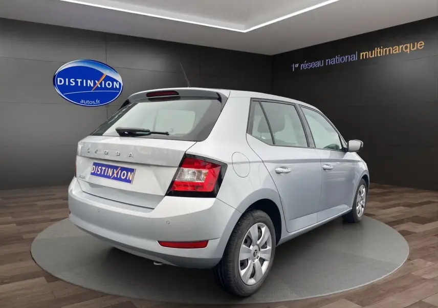 Vue 3/4 arrière droite d'une Skoda Fabia gris argent 2021 avec jantes acier et feux arrière distinctifs.