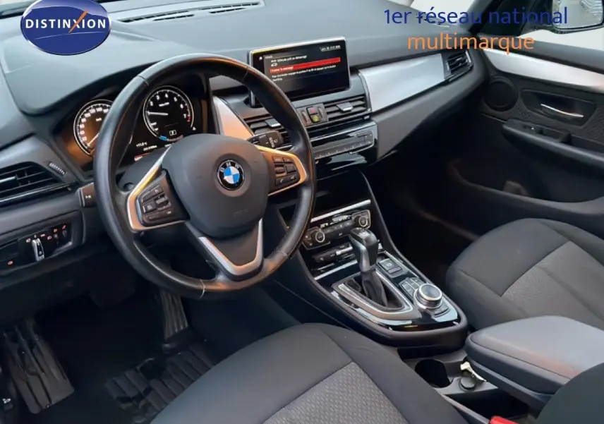 Vue intérieure côté conducteur de la BMW Série 2 Active Tourer 225XE noire, avec tableau de bord et volant multifonction.