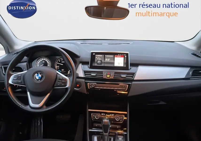 Vue intérieure du tableau de bord de la BMW Série 2 Active Tourer 225XE noire, avec écran central et volant multifonction.