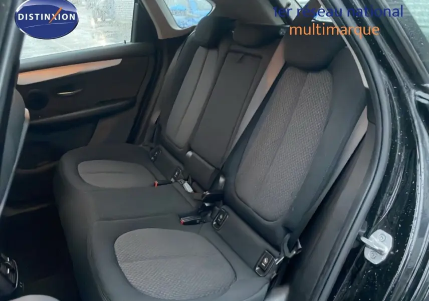 Vue intérieure côté droit montrant la banquette arrière en tissu gris et noir du BMW Série 2 Active Tourer noir saphir métal.