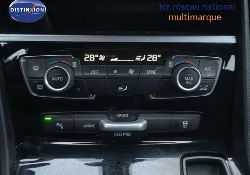 Gros plan sur la console centrale noire avec commandes de climatisation et modes de conduite du BMW Série 2 Active Tourer.