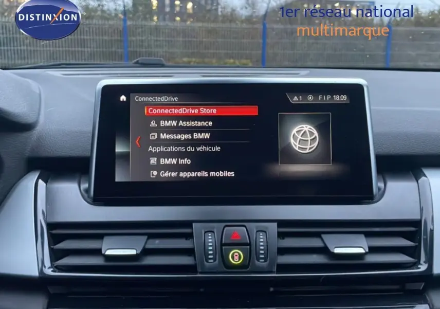 Écran central tactile de la BMW Série 2 Active Tourer noir, affichant le menu ConnectedDrive en intérieur.