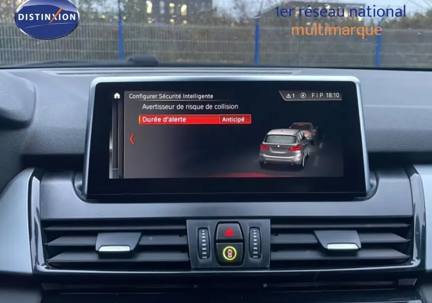 Vue intérieure du tableau de bord de la BMW Série 2 Active Tourer 225XE, écran affichant l’alerte de collision.