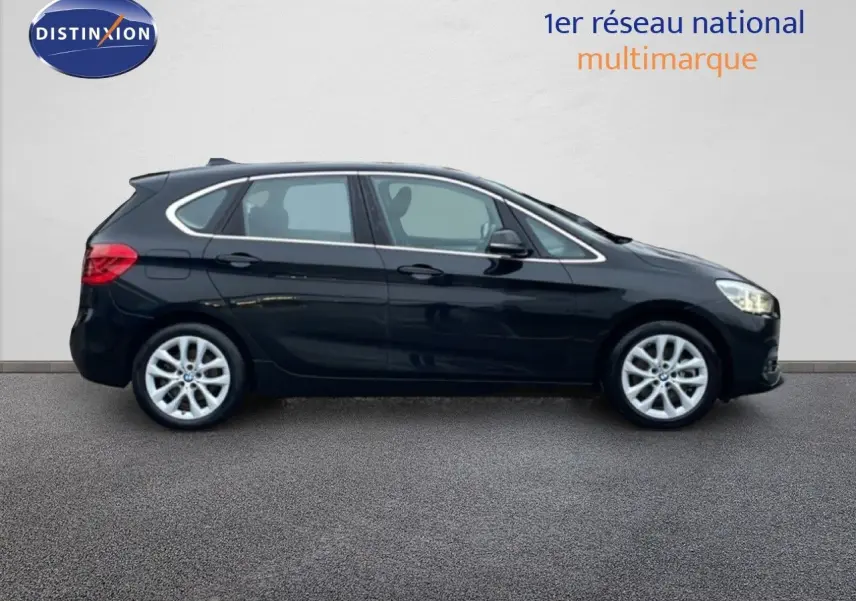 BMW Série 2 Active Tourer noir saphir métal vue de profil côté gauche sur fond neutre, jantes alliage visibles.
