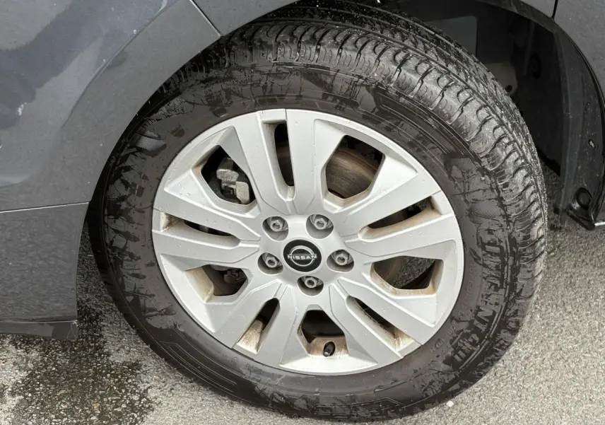 Gros plan sur la roue avant gauche gris Comète du Nissan Primastar 2025 avec jante alliage 17 pouces.