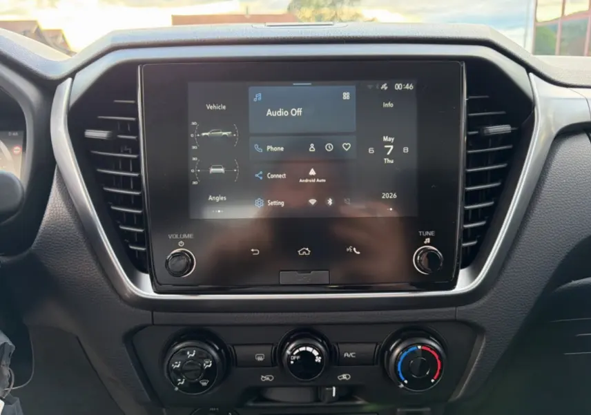 Vue rapprochée de l’écran tactile central et des commandes de climatisation du tableau de bord de l’Isuzu D-MAX 2026.