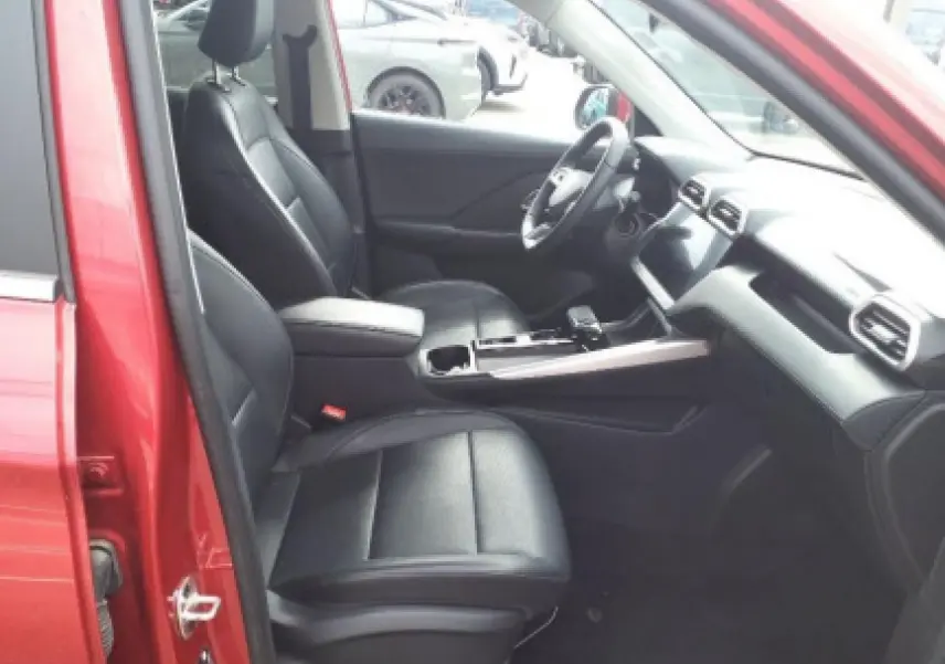 Vue intérieure côté conducteur du MG ZS 1.5 Hybrid+ 197 Luxury rouge Diamond, sièges noirs et tableau de bord moderne.