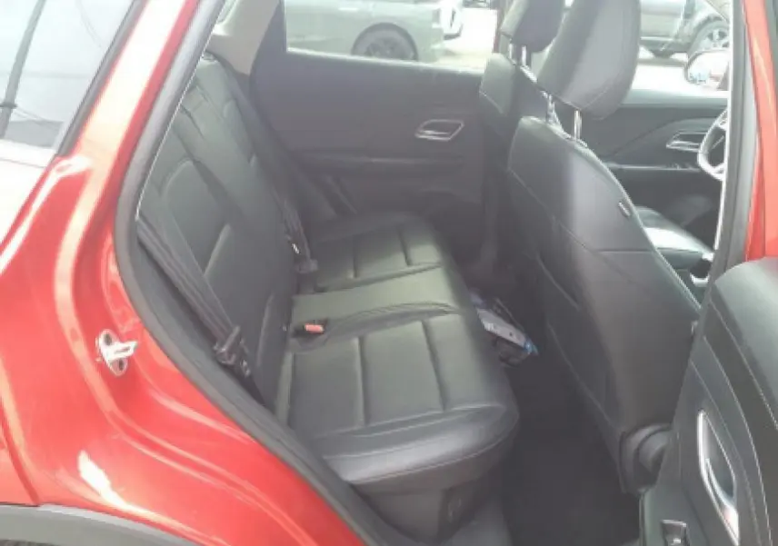 Vue intérieure arrière côté gauche du MG ZS 1.5 Hybrid+ 197 Luxury rouge Diamond avec sièges en tissu/similicuir noir.