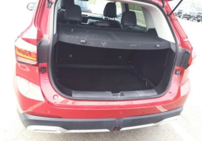 Vue arrière du MG Motor ZS 1.5 Hybrid+ 197 Luxury rouge Diamond avec coffre ouvert et hayon relevé.