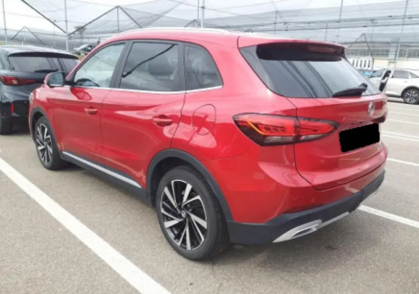 MG ZS 1.5 Hybrid+ 2025 rouge Diamond, vue 3/4 arrière droit, jantes alliage noires et feux arrière LED.