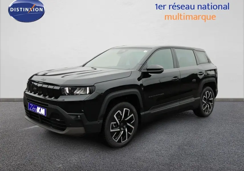 Jeep Compass MHEV noir Vulcano métal en 3/4 avant droit, avec jantes alliage distinctives et calandre marquée.