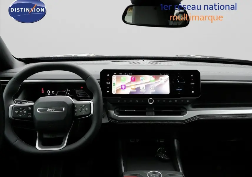Vue intérieure frontale du tableau de bord du Jeep Compass noir Vulcano, avec écran tactile large et volant multifonction.