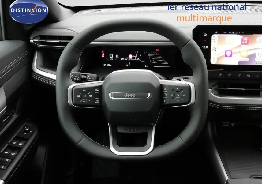 Vue intérieure centrée sur le volant Jeep Compass 2026, tableau de bord numérique et écran tactile moderne.