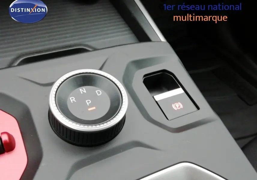 Gros plan sur la molette de sélection de la boîte automatique et le frein à main électronique du Jeep Compass 2026.