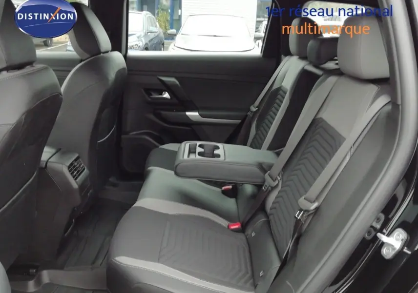 Vue intérieure côté droit des sièges arrière du Jeep Compass noir Vulcano avec accoudoir central et porte-gobelets déployé.