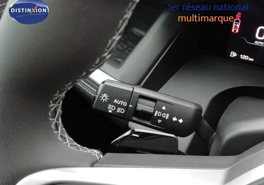 Gros plan sur la commande des feux et clignotants du Jeep Compass noir Vulcano, avec volant en cuir et tableau de bord numérique.