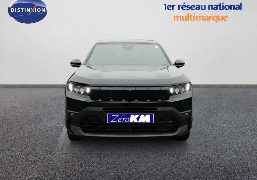 Vue avant d'un Jeep Compass noir Vulcano métal avec calandre noire et phares allumés sur fond neutre.