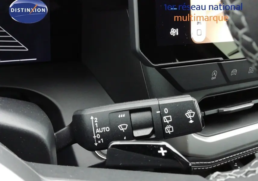 Gros plan sur la commande d’essuie-glace côté gauche dans l’habitacle noir du Jeep Compass 2026 noir Vulcano Metal.