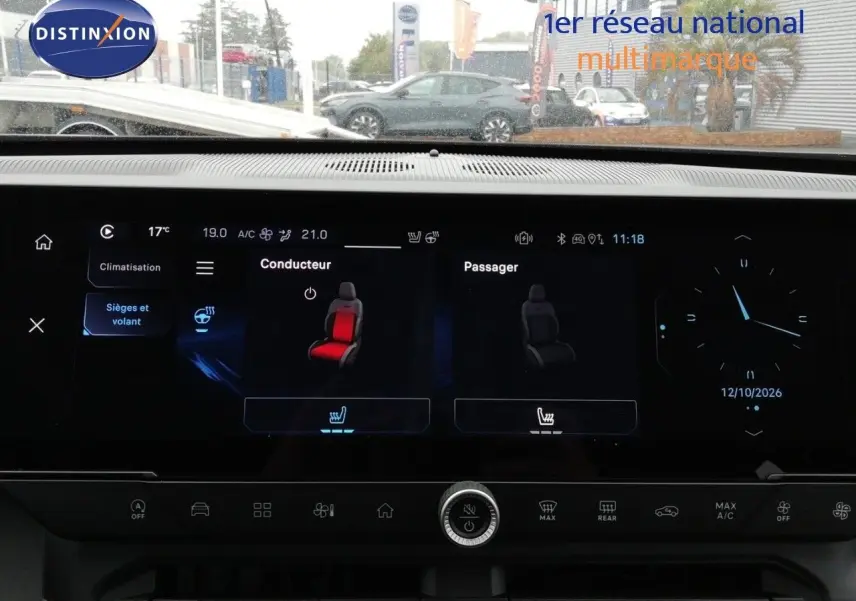 Vue intérieure du tableau de bord du Jeep Compass 2026, écran tactile affichant les réglages des sièges chauffants.