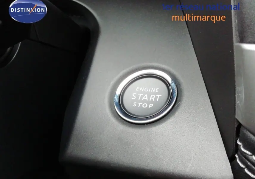 Gros plan sur le bouton moteur start/stop dans l’habitacle du Jeep Compass noir Vulcano 2026.