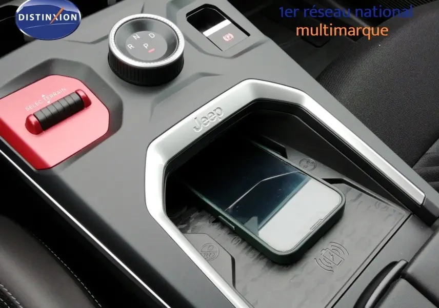 Gros plan sur la console centrale du Jeep Compass noir Vulcano, avec molette de boîte auto et zone de recharge sans fil.
