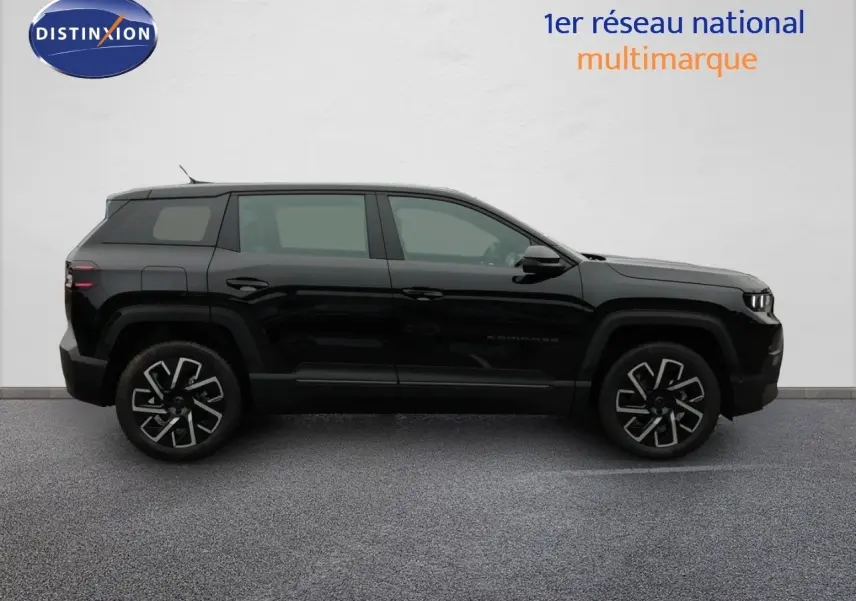 Vue de profil côté gauche d'un Jeep Compass noir Vulcano métal avec jantes distinctives et lignes anguleuses modernes.